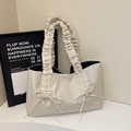 Elegante borsa tote beige in nylon con tracolla a pieghe e dettagli a fiocco - Bianco