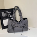 Borsa tote in nylon grigio scuro con manici arricciati e fiocchi decorativi neri - Grigio