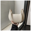 Detail van witte halve maan tas met lychee leer textuur en gouden metalen sluiting - Wit