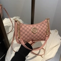 Rosa Hobo-Schultertasche mit M-Buchstabenprint und goldener Kettenriemen-Hardware - Rosa