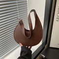 Bolso de hombro media luna en cuero marrón con hebilla dorada para estilo minimalista - Marrón