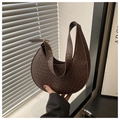 Detail van donkerbruine hobo-tas van krokodillenleer met verstelbare gouden gesp - koffiekleur