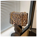 Detail der modischen Leopard-Umhängetasche mit goldener Kette und Metallverzierung - Braun