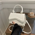 Borsa a mano bianca minimalista con patta a onde e manico unico a doppio nodo in pelle - Bianco