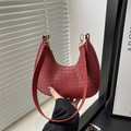 Bolso hobo media luna rojo ladrillo con textura trenzada y elegantes detalles dorados - Rojo