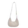 Bolso de hombro trenzado blanco en forma de media luna con herrajes dorados - Blanco