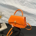 Borsa a mano minimalista in pelle arancione con fibbia dorata e tracolla regolabile - Arancione