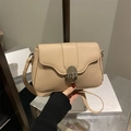 Borsa baguette beige minimalista con chiusura in metallo argento e tracolla sottile - Cachi