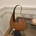 Braune Halbmond-Schultertasche mit Webstruktur für Damen, stilvoller minimalistischer Retro-Stil - Dunkelbraun