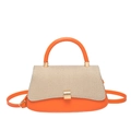 Elegante bolso bandolera de cuero naranja con solapa tejida y detalles metálicos oro - Naranja