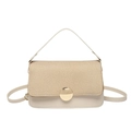 Bolso de hombro bicolor tejido con cuero sintético blanco y hebilla dorada de estilo minimal - Caqui