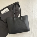 Sac fourre-tout noir minimaliste avec texture crocodile et longues bandoulières - Noir