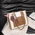 Bolso tote grande de cuadros blancos y marrones con detalle de pañuelo de seda de leopardo - Blanco