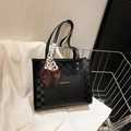 Bolso tote negro de cuadros con letras doradas y pañuelo de seda de leopardo - Negro