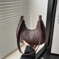 Bolso hobo de media luna trenzado marrón con herrajes dorados y correa elegante - Marrón