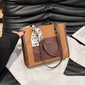 Bolso tote a cuadros marrones y café con pañuelo de leopardo y bolsillo frontal - Marrón