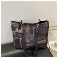 Dettaglio della borsa tote capiente con stampa a giornale vintage e catena in metallo - Nero