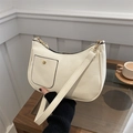 Bolso de hombro media luna beige minimalista con hebilla dorada y acabado en cuero PU - Blanco
