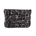 Gewatteerde clutch met luipaardprint en geruite stiksels op een schone witte achtergrond - Bruin