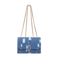 Borsa a tracolla in denim blu con toppe consumate e catena dorata su sfondo bianco - Blu scuro