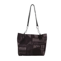 Bolso tote oscuro de moda con estampado de periódico vintage y detalles de cadena metálica - Negro