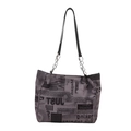 Bolso tote con estampado de periódico gris con correas negras y herrajes plateados - Morado