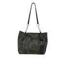 Bolso tote grande verde militar con estampados de grafiti negros y cadenas de plata - Verde