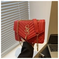 Dettaglio borsa a tracolla rossa trapuntata con logo SOS dorato e catena in metallo - Rosso