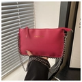 Detalle del bolso bandolera rosa fucsia con textura de grano, texto FASHION y cadena - Rosa intenso
