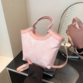 Sac seau rose en soie brodée avec jacquard floral et garniture en cuir pour femme - Rose