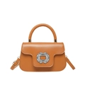 Elegante braune Ledertasche mit großer Kristallschnalle und rundem Griff oben - Braun