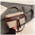 Détail du sac boîte vintage en toile et cuir avec doubles tirettes de fermeture - Marron