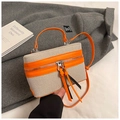 Dettaglio borsa a tracolla in tela con finiture in pelle arancione e nappe sulla cerniera - Arancione