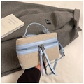 Dettaglio di una borsa box retrò con tela intrecciata beige e finiture in pelle azzurra - Blu