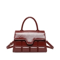 Donkerrode crossbodytas van kunstleer met vierkant chocolade reliëfpatroon - Rood