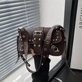 Dunkelbraune Schultertasche aus Leder mit Nieten und Gürtelschnallen-Design - Braun