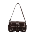 Sac bandoulière en cuir marron foncé orné de rivets argentés et boucles style motard - Marron