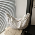 Weiße gesteppte Nylon-Halbmondtasche mit verstellbarem Schultergurt und schlichtem Design - Weiß