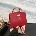 Sac à main rouge élégant à texture crocodile avec poignée dorée et pendentif cerf - Rouge