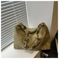 Dettaglio della borsa tote marmorizzata con elegante tracolla a pieghe alla moda - Verde