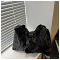 Dettaglio borsa a spalla nera marmorizzata con manico scrunchie e chiusura a zip - Nero