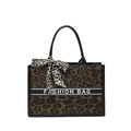 Grande borsa tote leopardata con manici neri e nastro decorativo su sfondo bianco - Cachi
