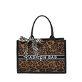 Grande borsa shopper con stampa leopardata, manici neri e scritta moda su sfondo bianco - Marrone