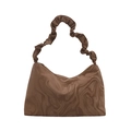 Sac bandoulière à motif marbré marron avec bandoulière plissée sur fond blanc pur - Marron