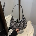 Modische Damen-Hobo-Tasche mit Leopardenmuster, Halbmondform und silbernen Schnallen-Details - Schwarz