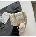 Dettaglio della borsa trapuntata bianca con chiusura dorata e tracolla a catena in metallo - Bianco