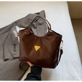 Detailansicht der braunen Vintage-Einkaufstasche aus Kunstleder mit Golddreieck - Kaffeebraun
