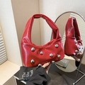 Bolso de hombro de cuero rojo con remaches esféricos plateados y diseño plisado - Rojo