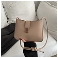 Détail du sac bandoulière vintage abricot avec boucle en laiton et nœud décoratif - Kaki