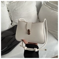 Détail du sac à bandoulière blanc crème avec boucle rétro en bois et bandoulière nouée - Blanc